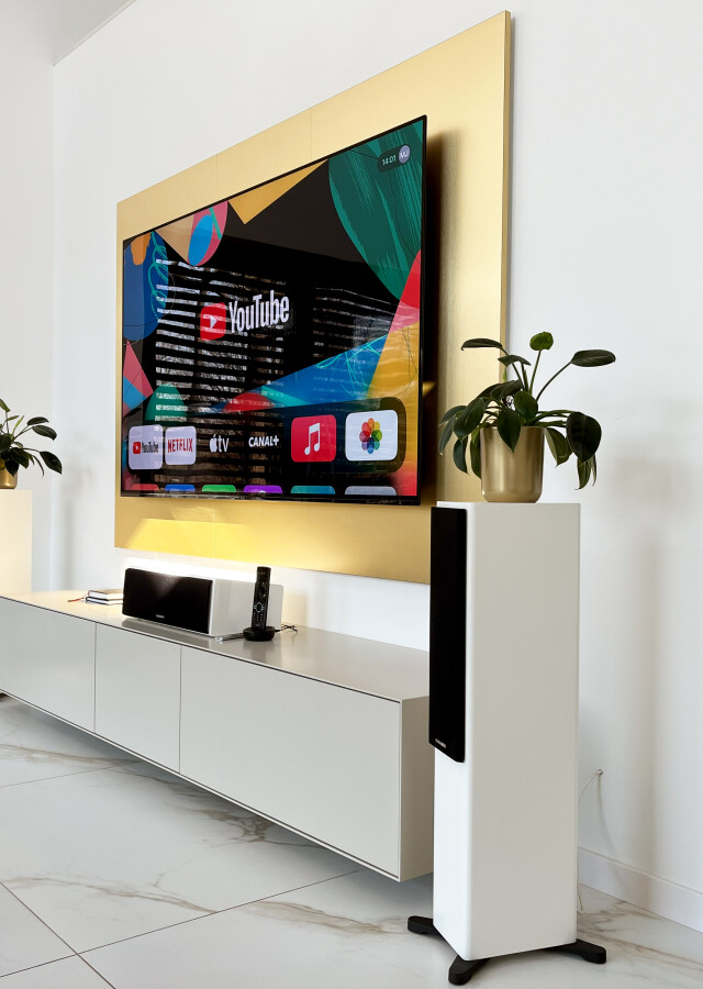 Sala kinowa w salonie - Realizacja kina domowego w Krakowie. Telewizor w zabudowie, szafka RTV i głośniki stojące.