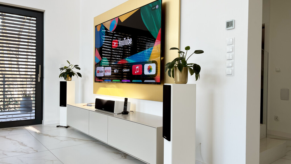 Sala kinowa w salonie - Realizacja kina domowego w Krakowie. Telewizor w zabudowie, szafka RTV i głośniki stojące.