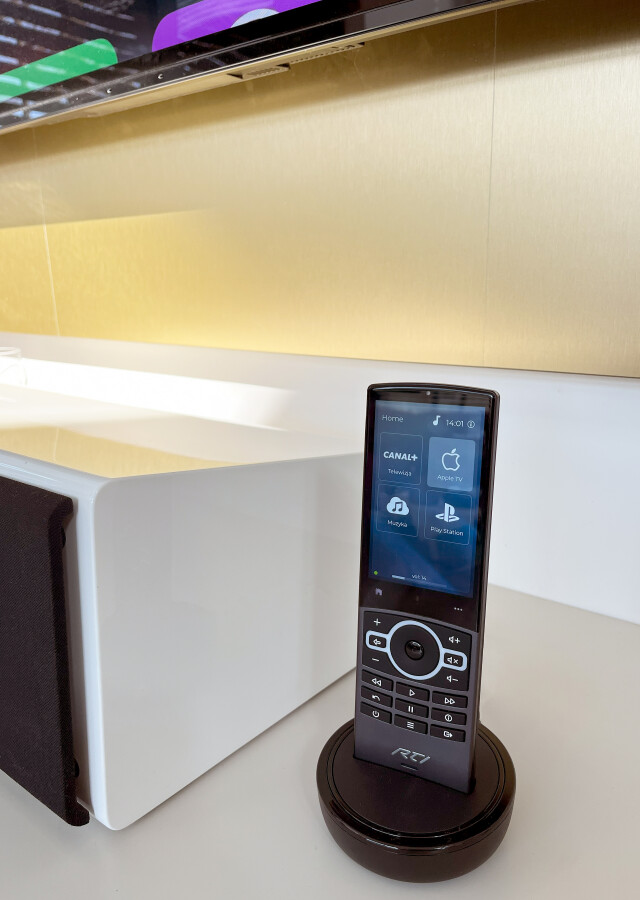 Inteligentne zarządzanie kinem domowym. Pilot do kina w salonie Kraków - urządzenie do zarządzania telewizją i nagłośnieniem.