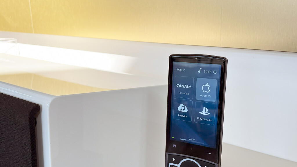 Inteligentne zarządzanie kinem domowym. Pilot do kina w salonie Kraków - urządzenie do zarządzania telewizją i nagłośnieniem.