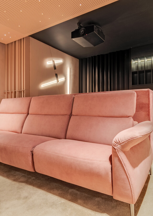 Kino domowe w Opolu z komfortową, rozkładaną sofą i projektorem laserowym Sony XW5000.