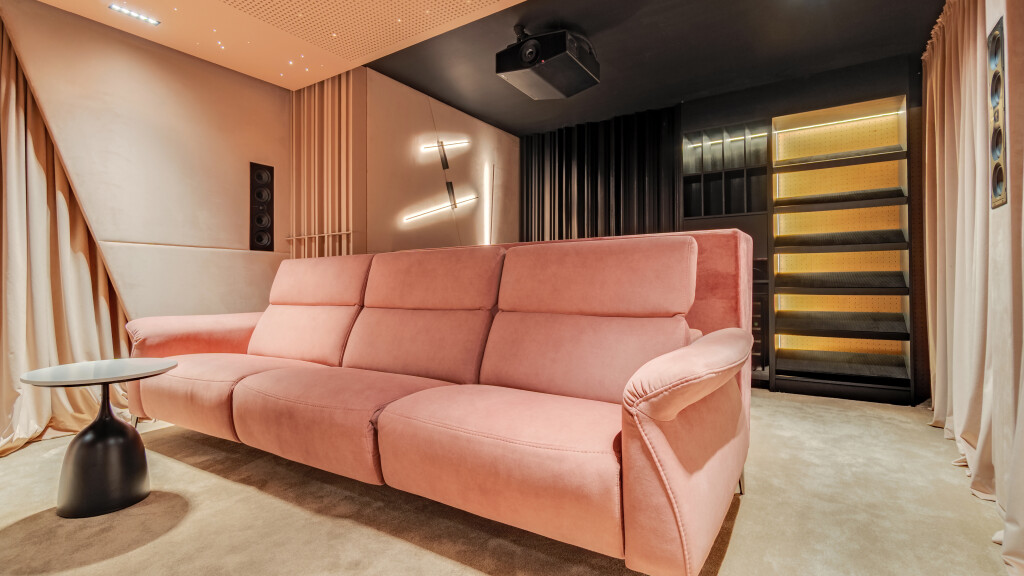 Kino domowe w Opolu z komfortową, rozkładaną sofą i projektorem laserowym Sony XW5000.