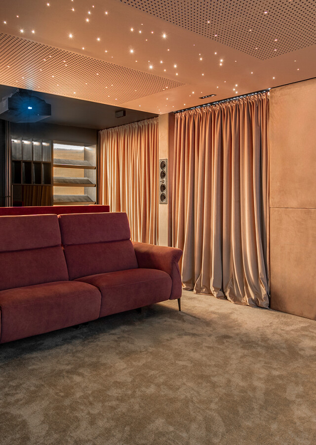 kino domowe - Projekt kina w Opolu - komfortowa sofa i sufit z oświetleniem.