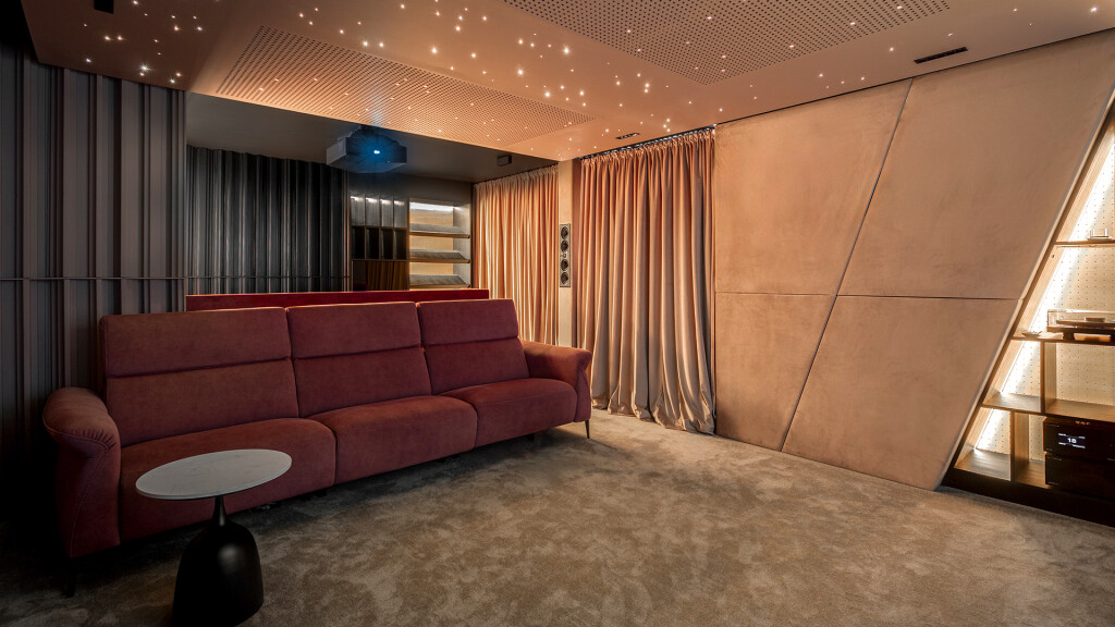 kino domowe - Projekt kina w Opolu - komfortowa sofa i sufit z oświetleniem.