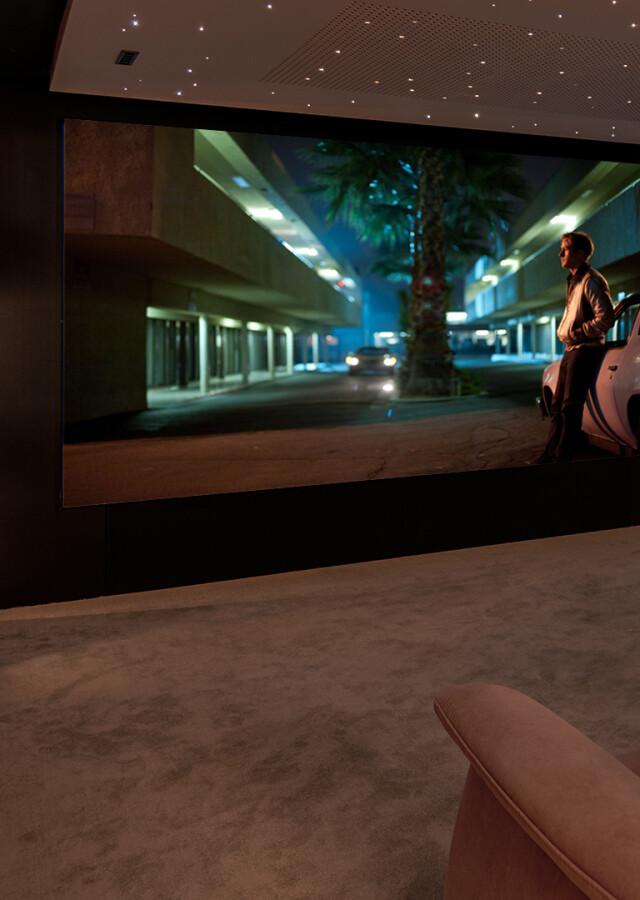 Kino domowe Opole – widok na projektor kinowy z wyświetlaną sceną z filmu.