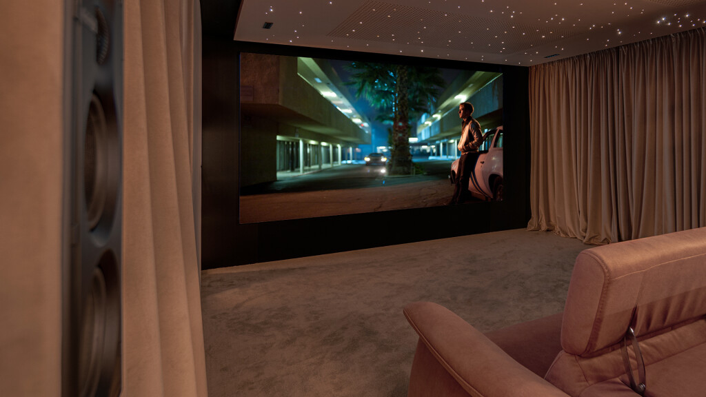 Kino domowe Opole – widok na projektor kinowy z wyświetlaną sceną z filmu.