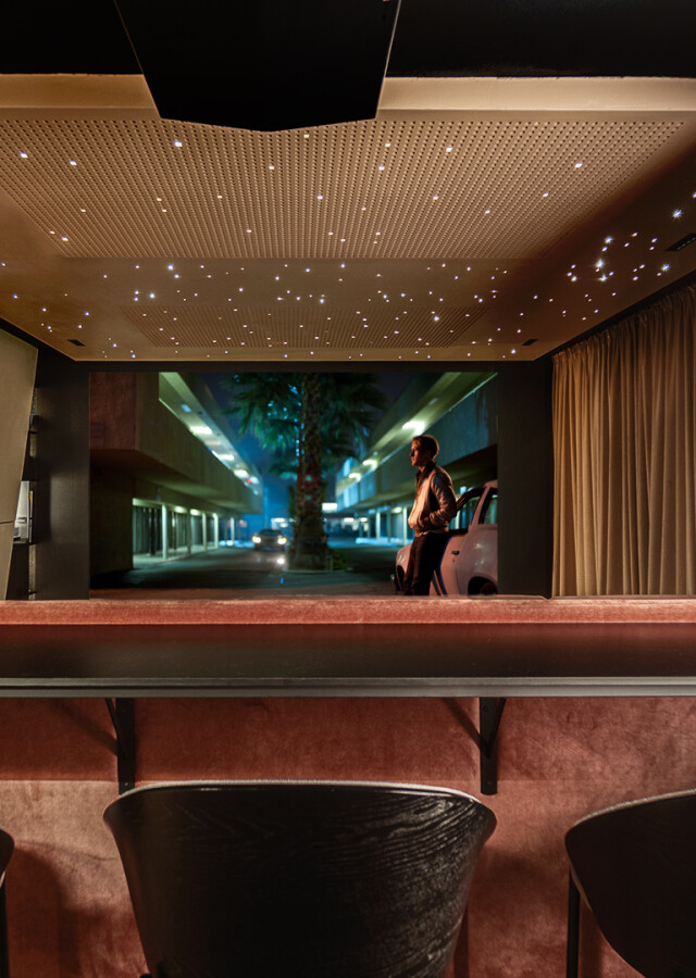 Realizacja kina domowego w Opolu. Wnętrze z oświetleniem gwiezdnego nieba i projektorem Sony XW5000.