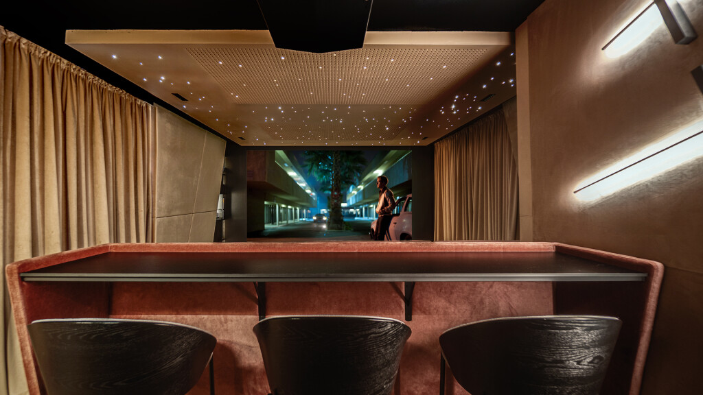 Realizacja kina domowego w Opolu. Wnętrze z oświetleniem gwiezdnego nieba i projektorem Sony XW5000.