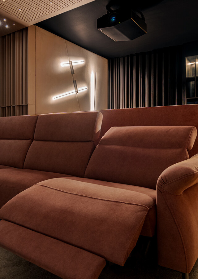 Zaawansowane kino domowe w Opolu. Instalacja z projektorem laserowym Sony XW5000 i wygodną sofą na tle paneli akustycznych.