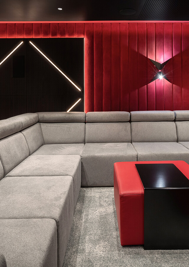 sala kinowa w domu Włodzisław Śląski, duży narożnik w sali kinowej