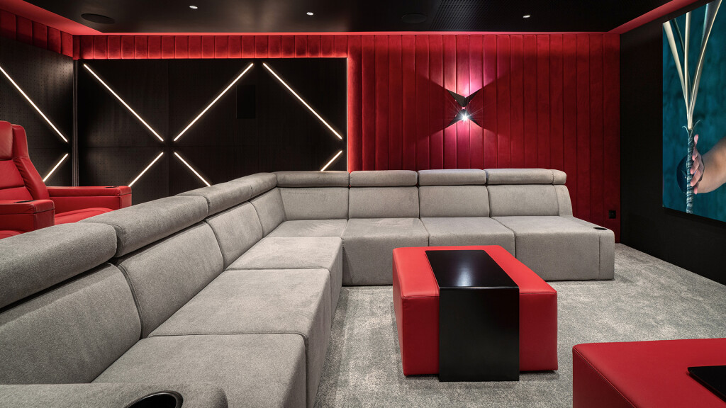 sala kinowa w domu Włodzisław Śląski, duży narożnik w sali kinowej