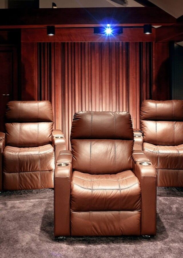 wyposażenie domowej sali kinowej