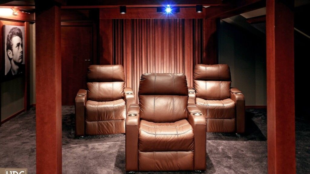 wyposażenie domowej sali kinowej