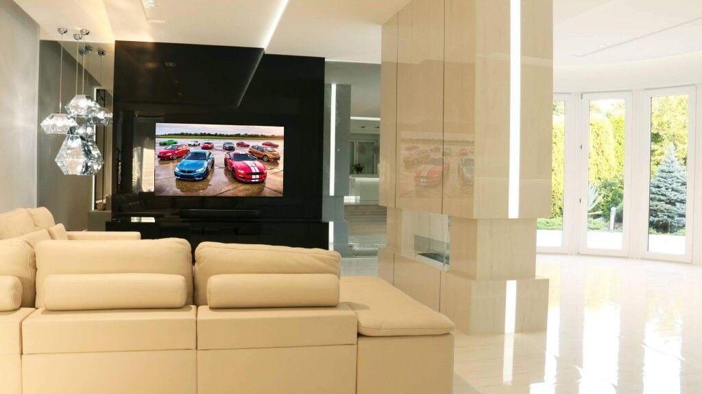 domowa sala kinowa w stylu glamour