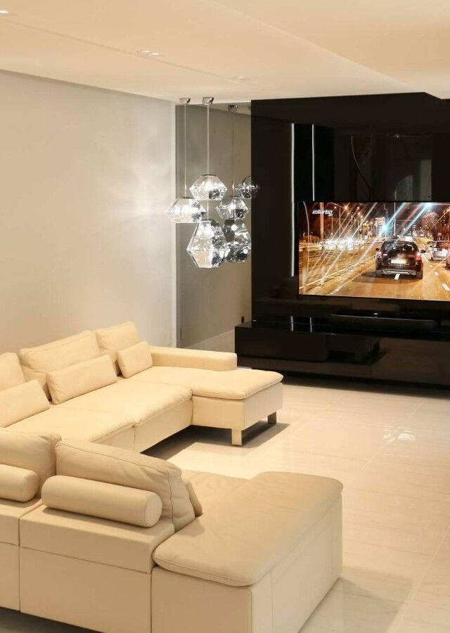 pokój kinowy w domu w stylu glamour