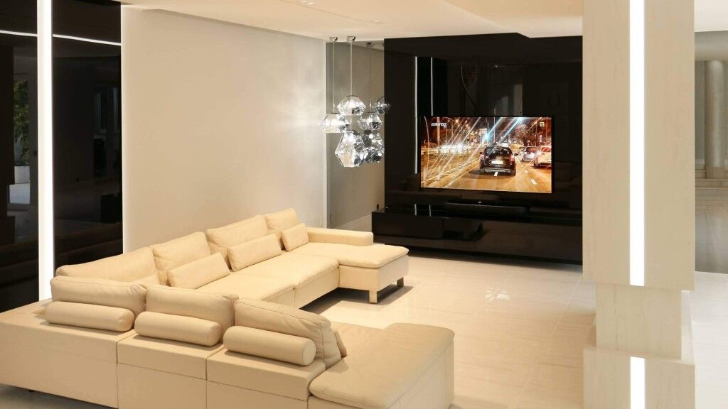 pokój kinowy w domu w stylu glamour