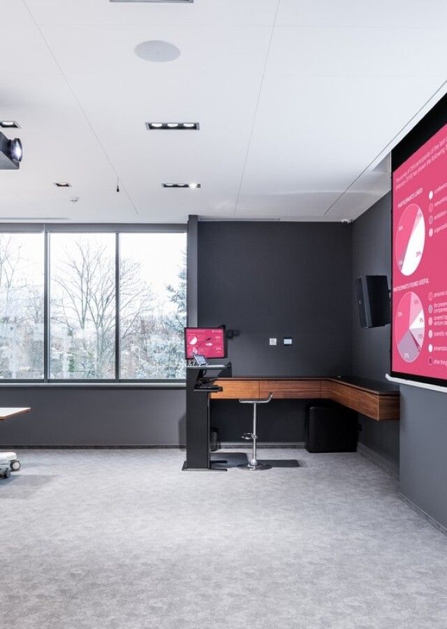 sala konferencyjna z wyposażeniem