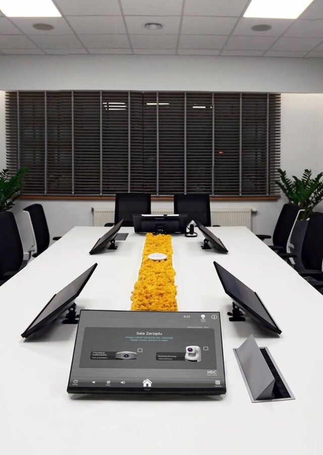 wyposażenie multimedialne sal konferencyjnych