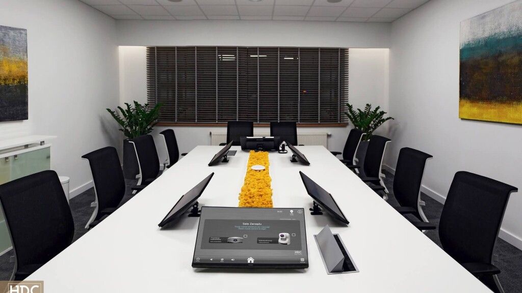 wyposażenie multimedialne sal konferencyjnych