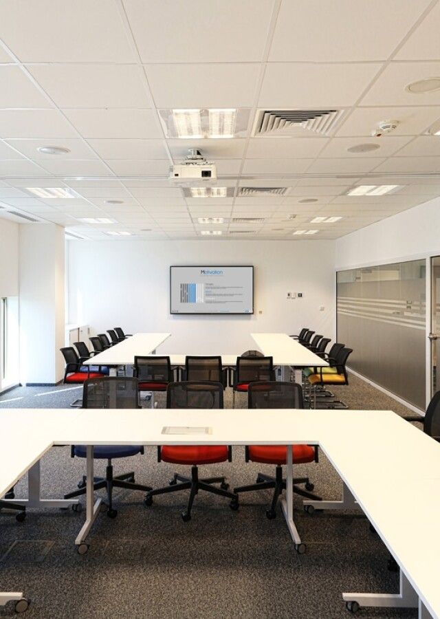 rozwiązania audiowizualne w sali konferencyjnej