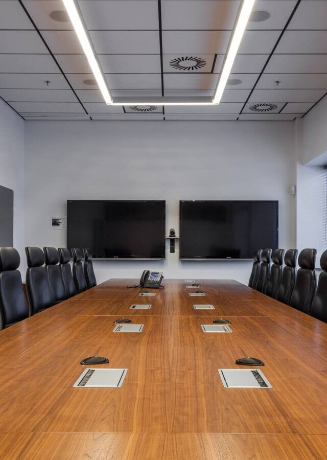 wyposażenie multimedialne sal konferencyjnych