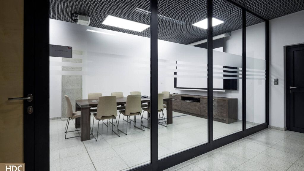 nowoczesna sala konferencyjna z wyposażeniem