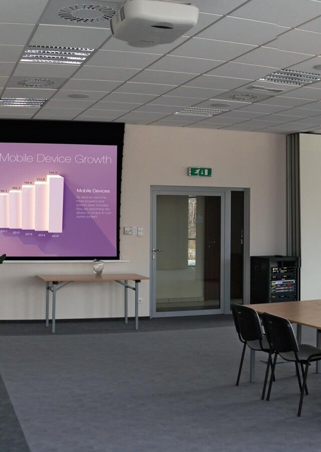 sala konferencyjna z wyposażeniem