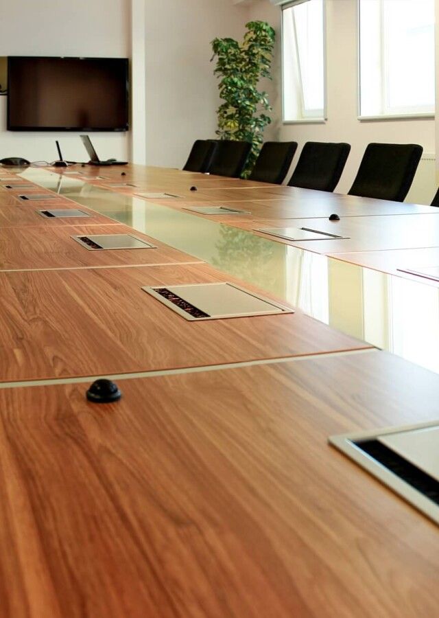 wyposażenie multimedialne sali konferencyjnej