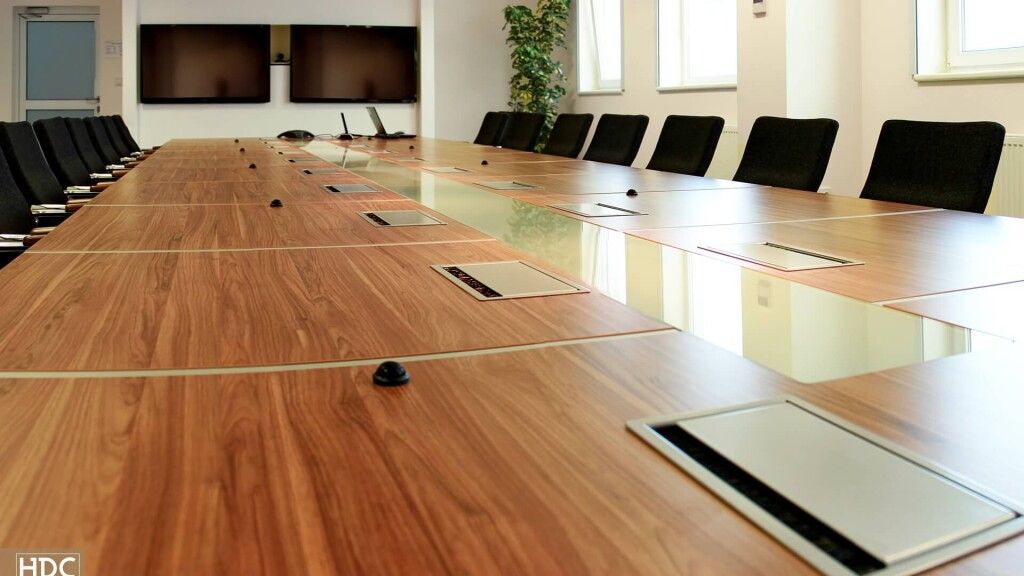 wyposażenie multimedialne sali konferencyjnej