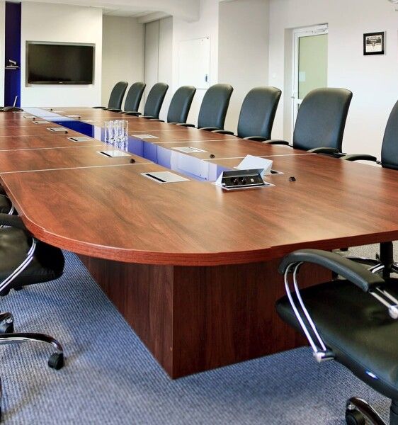 projekt sali konferencyjnej z wyposażeniem